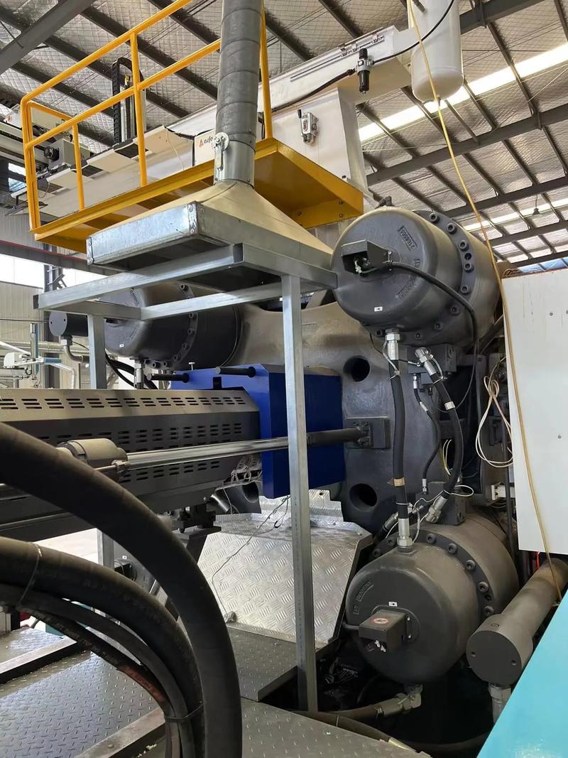 解析山東工廠海天1080T注塑機(jī) 含油系統(tǒng)、料斗配置與機(jī)械手集成